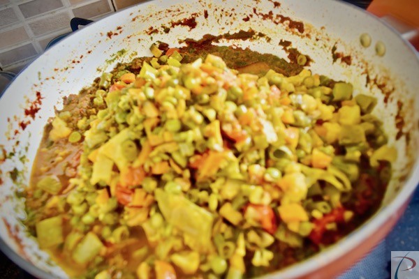 उबली हुई सब्जियां मिलाएं add boiled veg