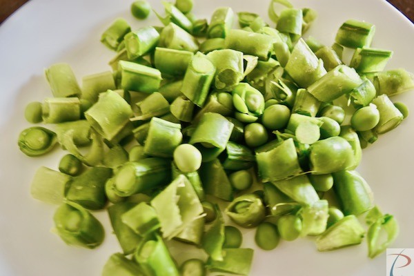 छिलका समेत मटर काटें chopped peas with peel
