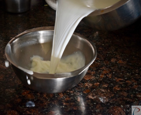 दूध को मिलाएं mix milk in it