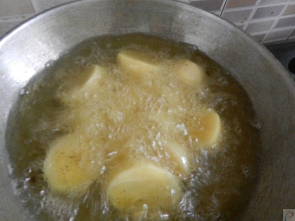 Potatoes frying आलू तल्ते हुए