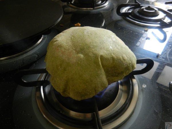 Bathua Roti on gas बथुआ रोटी आँच पर