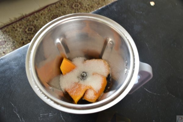 Mango in a mixer कटा हुआ आम