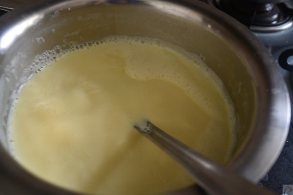 Custard mix in Milk कस्टर्ड दूध में मिला हुआ