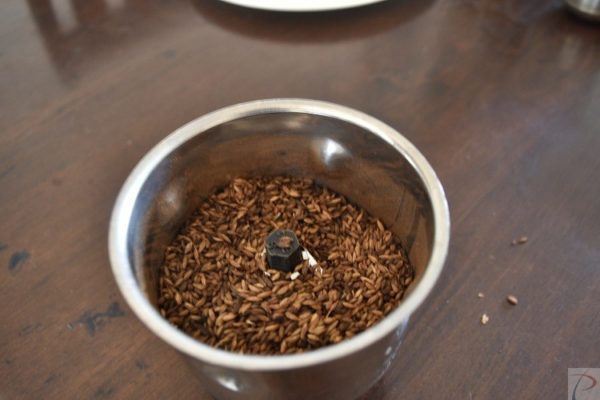 Roasted Cumin Seeds in Grinder भुना जीरा ग्राइंडर में