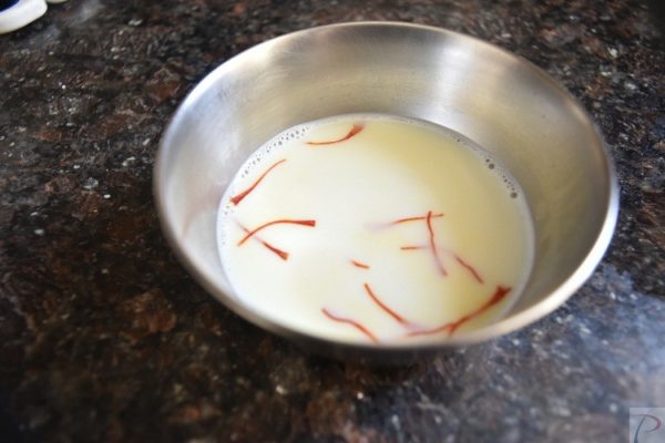 Saffron in cold Milk ठंडे दूध में केसर