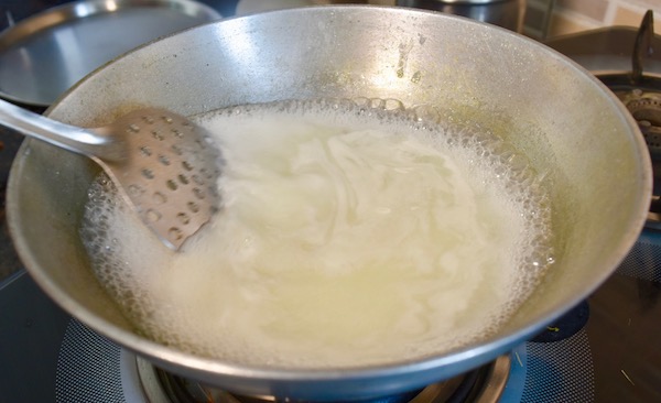 दूध उबलता हुआ milk boiling