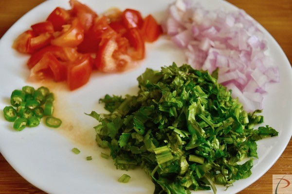बारीक़ कटे हुए टमाटर प्याज धनिया व् मिर्च Finely chopped Onion, tomato, coriander and chili 