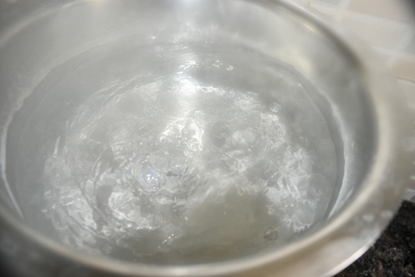 उबलता हुआ पानी नमक के साथ boiling water with Salt 