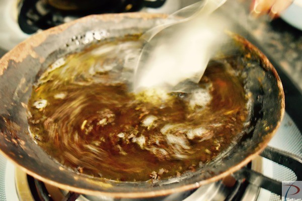 इमली और चाय पत्ती का मिला हुआ पानी उबलते हुए Water mixed with Tamarind and Chai patti boiling