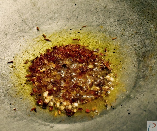 कुटा हुआ मसाला तेल में crushed masala in oil