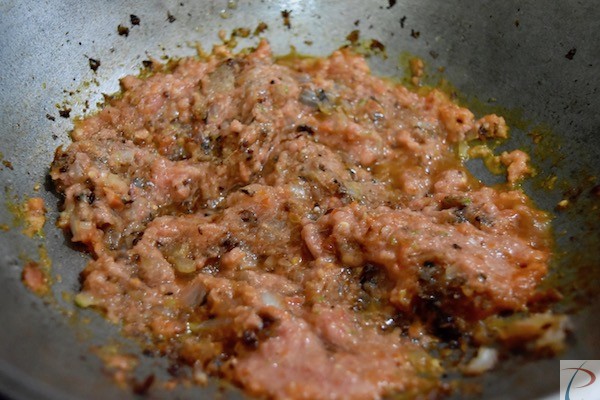 टमाटर प्यूरी को भुने मसाले में मिलाये Mix Tomato Puree in Bhuna masala