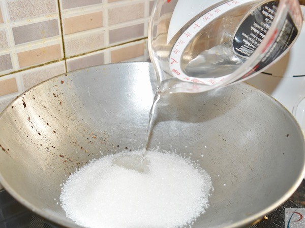 चीनी में पानी डालिये putting water in sugar
