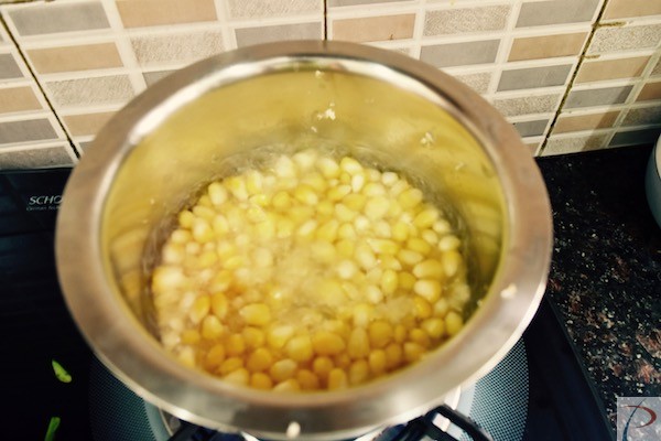 मकई उबलते हुए Corn boiling