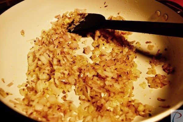 Chopped onions in kadahi प्याज़ भूने 