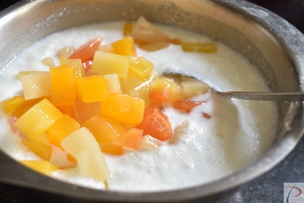 Fruits in Cream फलों को क्रीम में डालें