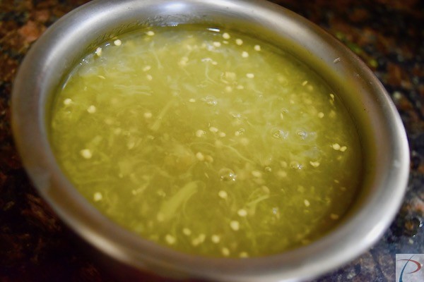 उबला हुआ बैगन पानी में एकजान किया हुआ boiled brinjal mashed in water