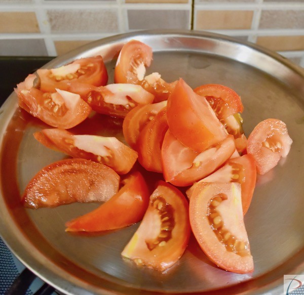 टमाटर लम्बाई में कटे हुए Tomato cut longitudinal 