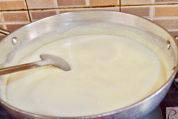 मक्खन पिघलते हुए makkhan liquifies