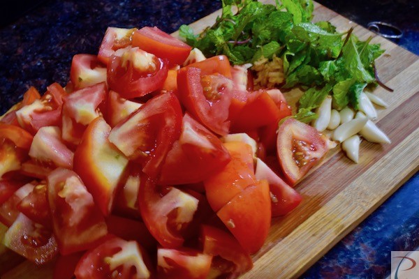टमाटर साथ में पुदीना, लहसुन और अदरक Tomato with Pudina leaves and Ginger, garlic