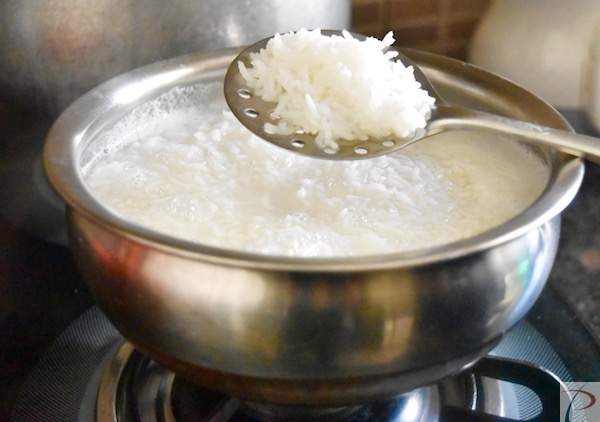 करछुल से चावल को निकालें rice in spatula