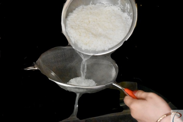 छन्नी में चावल को डालें rice in strainer