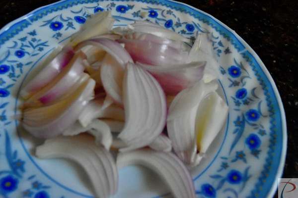 लम्बाई में कटा हुआ प्याज longitudinal sliced onion