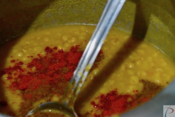 लाल मिर्च पाउडर, भुना जीरा पाउडर मिलाएं add redchili powder, roasted cumin powder