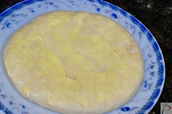 बेस पर मक्खन लगाएं base with butter